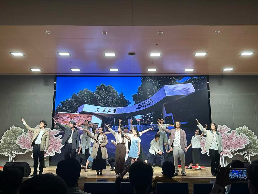 图片包含 室内,传薪创音 天花板, 人, 人们描述已自动生成