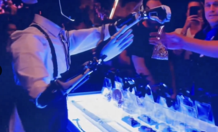 特斯拉首款无人驾驶 robottaxi，升级版 optimus 还是画大饼？