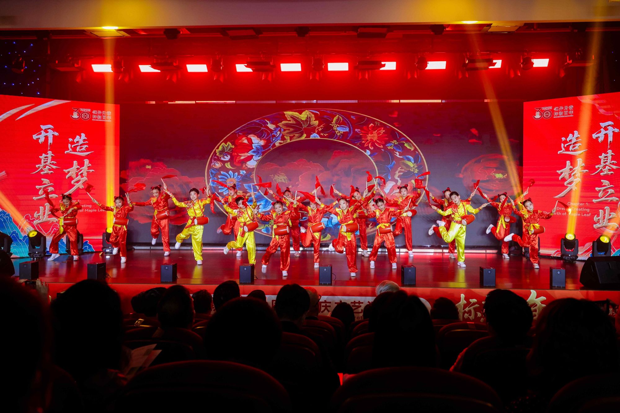 图3：文艺汇演第一篇章精彩画面 腰鼓.jpg