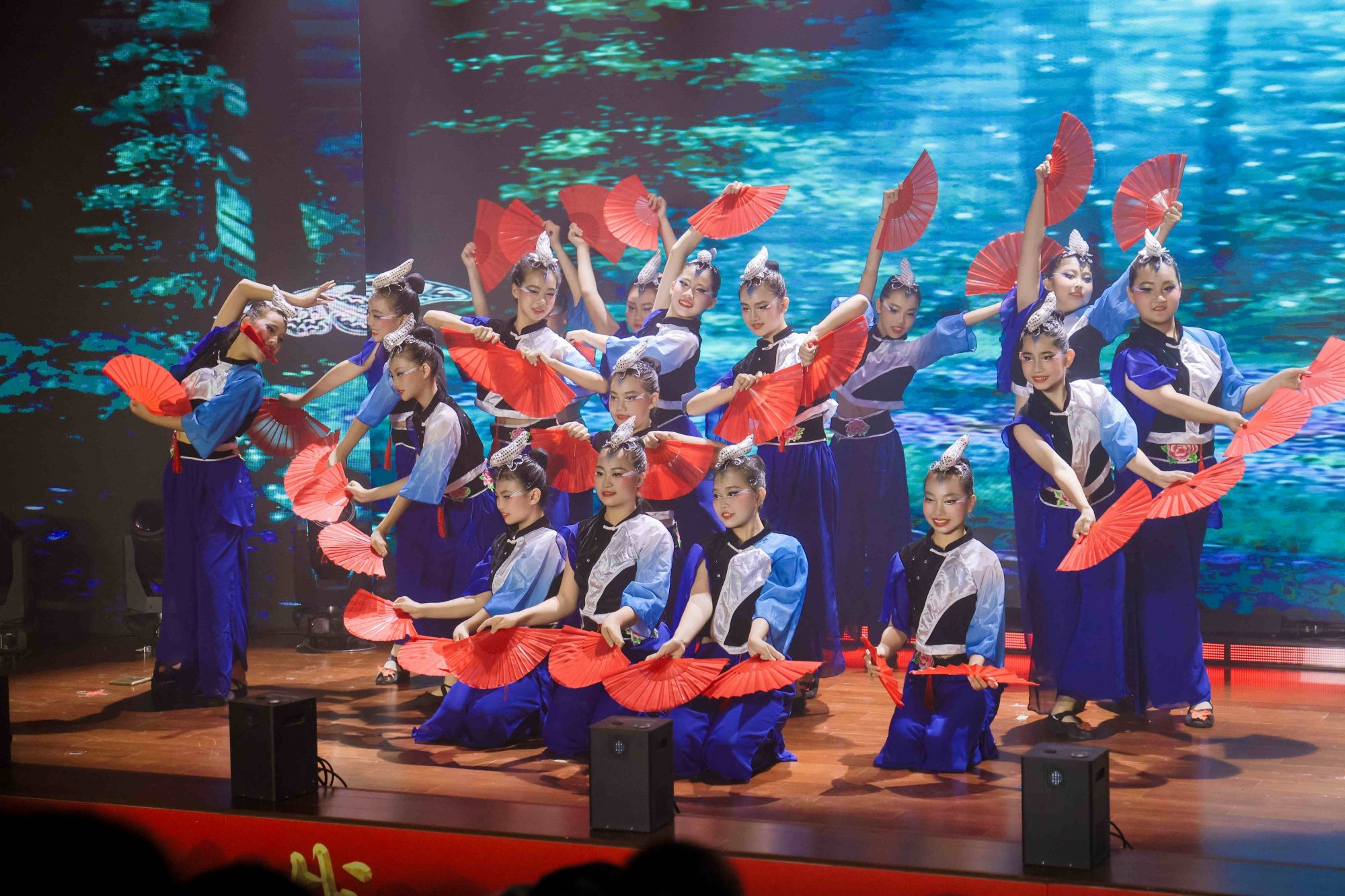 图4：文艺汇演第二篇章精彩画面-2.jpg