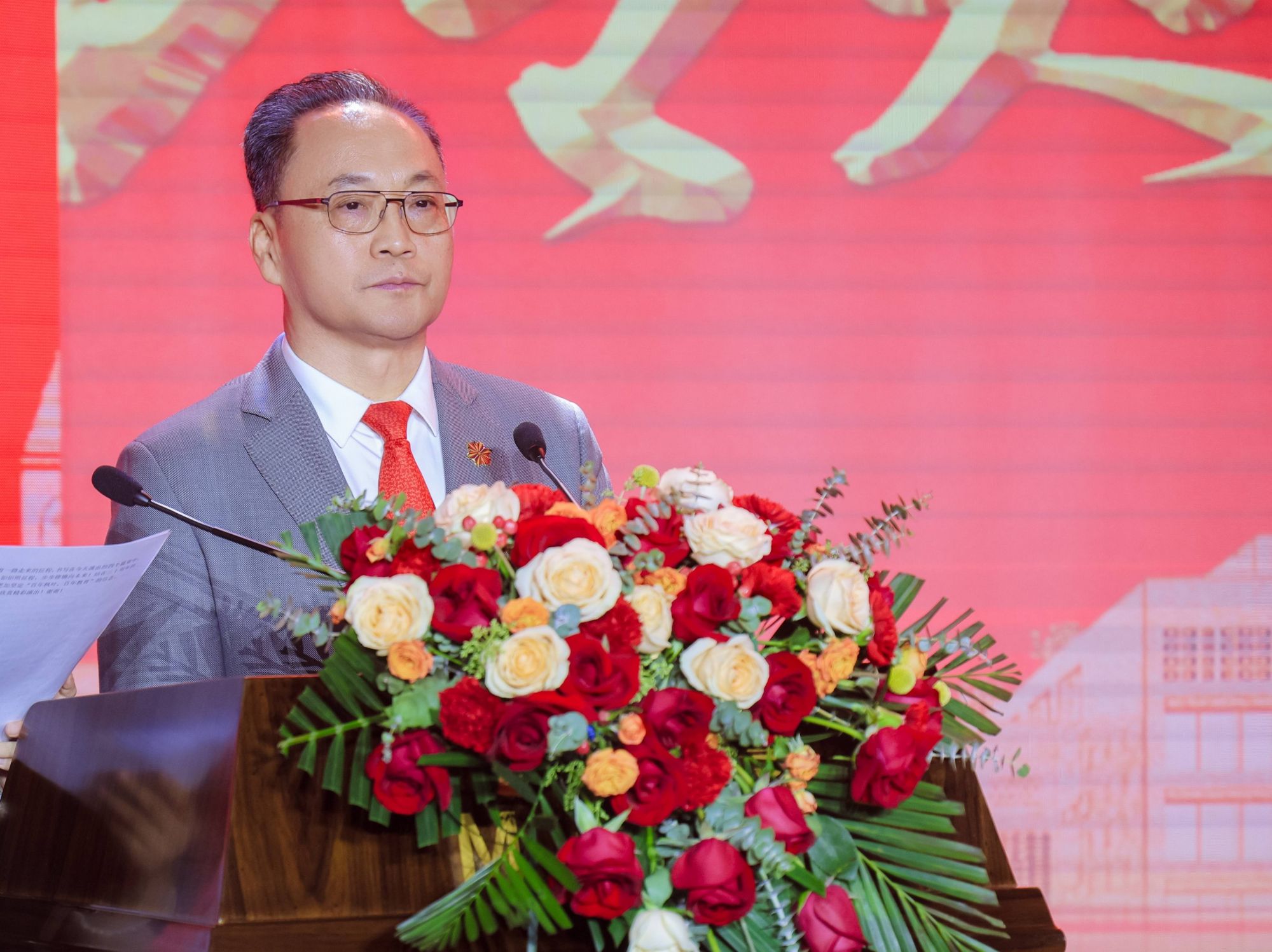 图1：枫叶教育集团创始人、董事长任书良博士做开场致辞.jpg