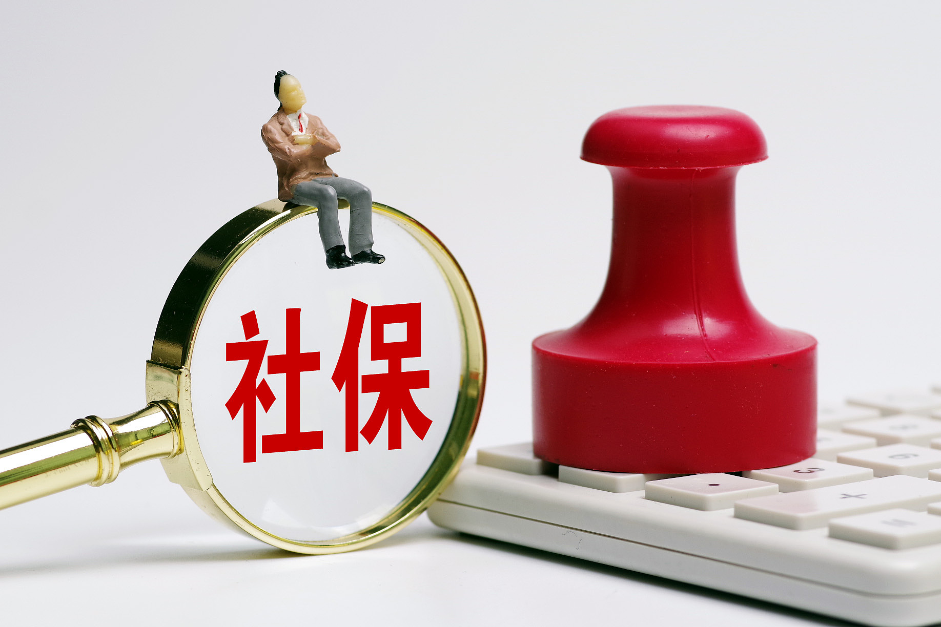 乌军对克里米亚港口油库发动袭击